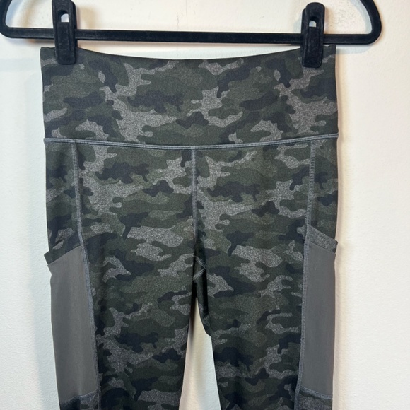Fabletics Womens On-The-Go Powerhold High Waist Leggings Charcoal Camo Sz Medium - Picture 3 of 14